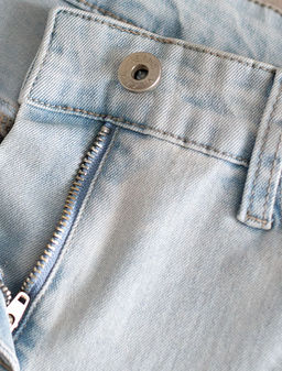 Укороченные джинсы c декоративной стиркой из эластичного плотного денима - Vilatte фото 7