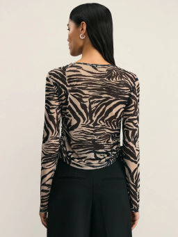 Лонгслив с анималистичным прином и сборками по бокам / Zarina  фото 5