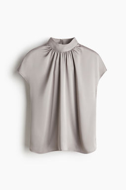 Blusa de sat?n con cuello elevado