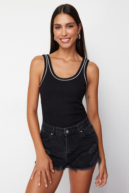 TRENDYOLMILLA Siyah Kontrast Biye Detayl? Havuz Yaka Vuuda Oturan Fitilli Esnek Orme Atlet TWOSS24AL00044