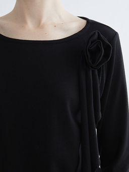 Bisiklet Yaka ?i?ek Aplikeli Kad?n Ti??rt