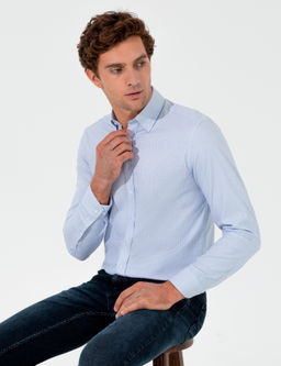 Синяя зауженная рубашка с длинным рукавом