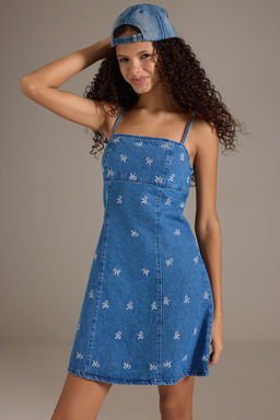 TRENDYOLMILLA Mavi Kurdele/Fiyonk Desenli Ince Ask?l? Mini Denim Elbise TWOSS25EL00732  фото 2