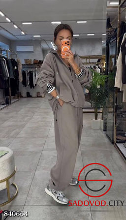 Спортивный женский костюм