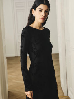 Трикотажное платье приталенного силуэта / Zarina