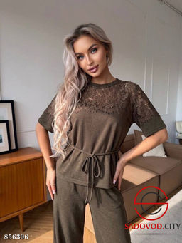 Женский костюм с футболкой