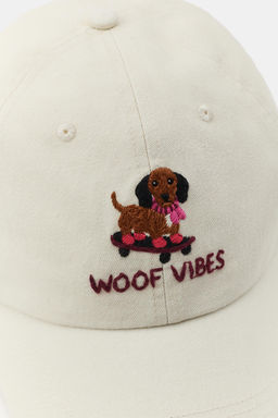GORRA SARGA BORDADOS PERRO / Crudo