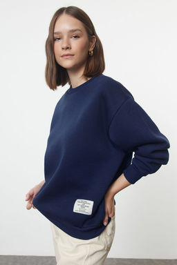 TRENDYOLMILLA Lacivert Etiket Detayl? Regular Bisiklet Yaka Orme Sweatshirt TWOAW24SW00289  фото 10