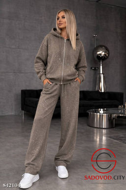 Спортивный женский костюм