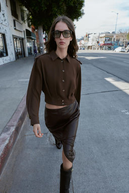 CAMISA CORTA TRABILLAS HOMBROS / Marr?n