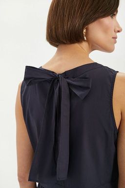 Платье с бантом на спине