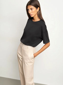 Трикотажная футболка со спущенным плечом - Emka фото 3