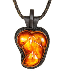 Необычное кожаное колье с резным коньячным янтарём Амазонка