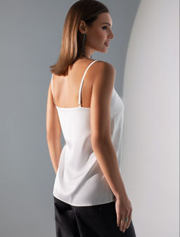 D23.064 Топ женский натуральный белый