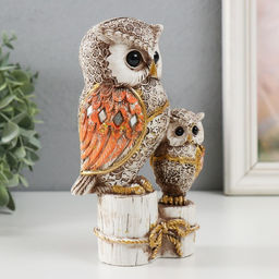 Фигурка полистоун «Серый филин с коричневыми крыльями, с совёнком на пеньках»,16.8×9.5×5 см