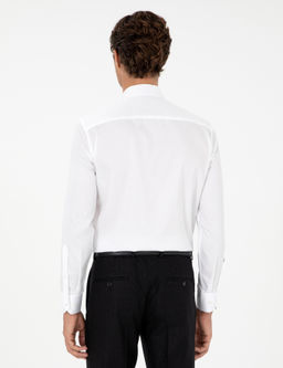 Белая приталенная рубашка с длинным рукавом