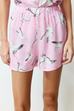 Trendyolmilla Pembe Leylek Desenli Viskon Sortlu Dokuma Pijama Tak?m? THMSS24PT00134