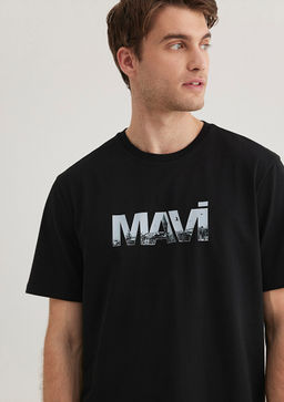 Mavi Logo Bask?l? Siyah Tisort