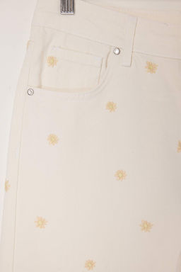 Beyaz Yuksek Bel Wide Leg Cicek Nak?sl? %100 Pamuklu Jeans TWOSS26JE00226 - Trendyolmilla фото 3