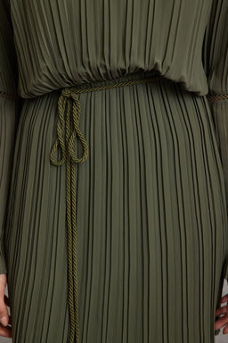 Trendyolmilla Siyah Kusakl? Etegi Belden Ac?lan Pliseli Mini Dokuma K?sl?k Elbise TWOAW25EL00496  фото 9