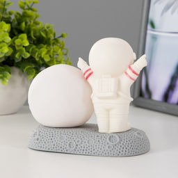 Фигурка светящаяся RISALUX «Крутой космонавт», LED-ночник, 2 Вт, RGB, от батареек 3×LR44, бело-золотой, 11×6×11 см