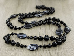 Агат черный (Бразилия), разноразмерные с плоскими овалами, бусы "Стихия" длина бус 128см