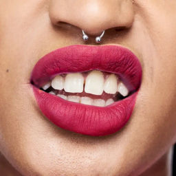 Увлажняющая матовая губная помада Ultra Colour