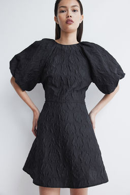 Vestido en tejido jacquard con lazada