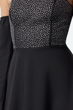 TRENDYOLMILLA Siyah A-Kesim Carmen Yaka Tas Bask? Dokuma Mini Elbise TPRAW25EL00061  фото 4