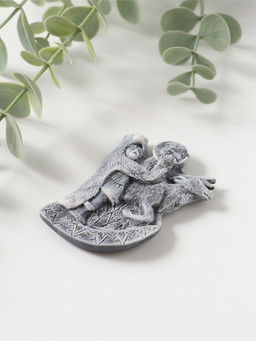 Магнит "Шаман в шкуре медведя с бубном и олень" (барельеф) 7,5см