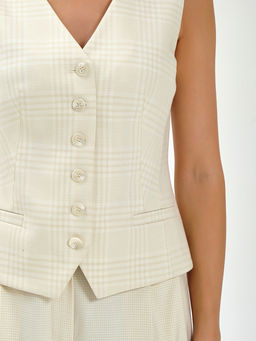 Жилет прилегающего силуэта