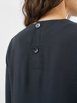 Однотонное женское платье свободного силуэта в черном оттенке черный 152475