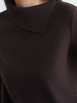 Asimetrik Dik Yaka Kad?n Triko Kazak