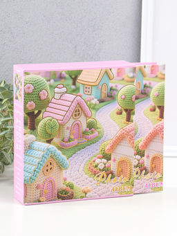 Фотоальбом на 100 фото 13х18 см "Вязаная деревушка" в коробке 5х18х20,5 см