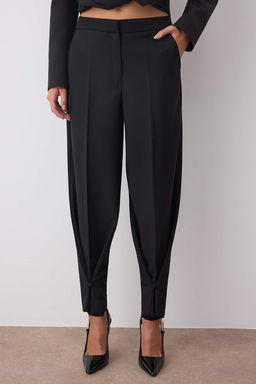 Siyah Paca Dugme Detayl? Wide Leg ve Havuc Olabilen Kumas Pantolon TWOAW26PL00032
