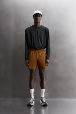 PANTALONES CORTOS B?SICOS ENTRENAMIENTO / Ocre