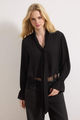Siyah Fular ve Dantel Detayl? S?k Dokuma Bluz TWOSS26BZ00214