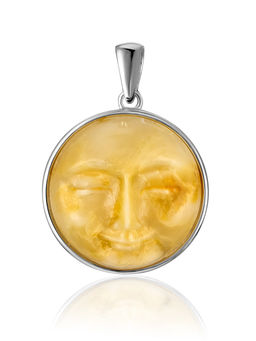 Стильный круглый кулон, украшенный резной янтарной вставкой Луна