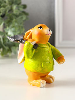 Фигурка полистоун Зайчик с лопатой, в зелёном пальто, 6?7.5?9.5 см