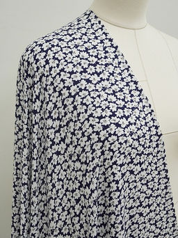 Штапель Цветочная кадриль (белые цветы на чернильном), СОРТ2, ш.1.43м, вискоза-100%, 90гр/м.кв - Купава фото 6