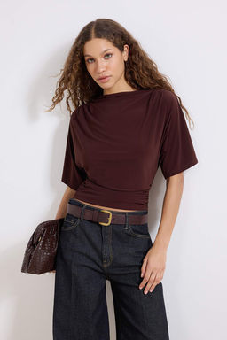 Kahverengi Fitted/Vucuda Oturan Kay?k Yaka Yarasa Kol K?sa Kollu Esnek Orme Bluz TWOSS26BZ00020