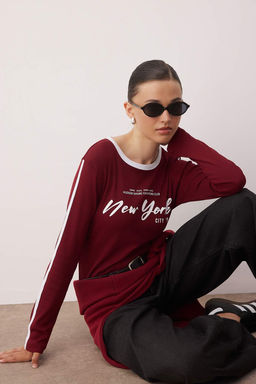 Bordo Slogan Bask?l? Serit Detayl? Vucuda Oturan Bisiklet Yaka Esnek Orme T-Shirt TWOAW26TS00015