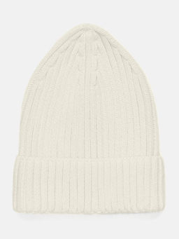 Молочная вязаная шапка