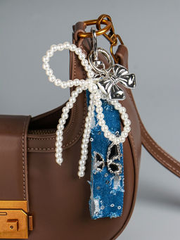 Брелок для ключей на карабине с джинсовым ремешком «Жемчужный бант и бабочка», бусины d=0.5 см, на сумку, рюкзак, 15×10.5×1 см