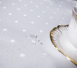 Скатерть арт. 1530/1/130, ГОРОШИНКИ, цвет белый, размер 130 см х 180 см, тефлоновая пропитка, низ - подгибка и прошивка