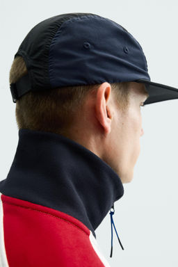 GORRA T?CNICA VISOR PLANO / Negro