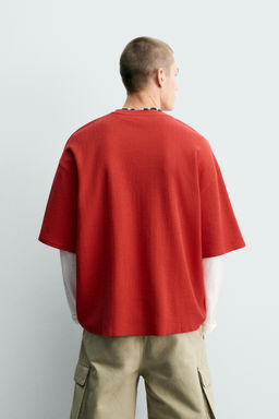 CAMISETA ESTRUCTURA BORDADOS COMBINADOS / Rojo