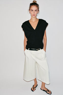 CAMISETA ESCOTE PICO ALGOD?N / Negro