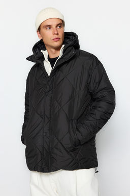 TRENDYOL MAN Siyah Oversize Fit Kapusonlu Su ve Ruzgara Dayan?kl? Hafif Kapitone Mont TMNAW24MO00006
