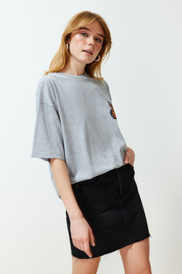 TRENDYOLMILLA Antrasit On ve Arka Bask?l? Oversize/Genis Kal?p Bisiklet Yaka Orme T-Shirt TWOSS24TS00119  фото 2